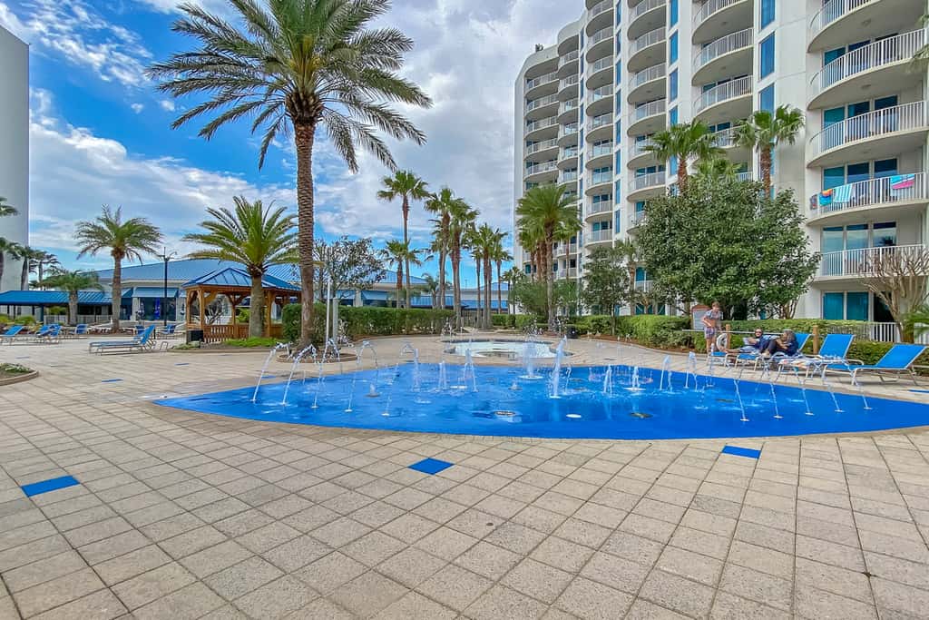 Beachy resort condo with balcony, outdoor pools, hot tub, gym, tennis, AC, & W&D