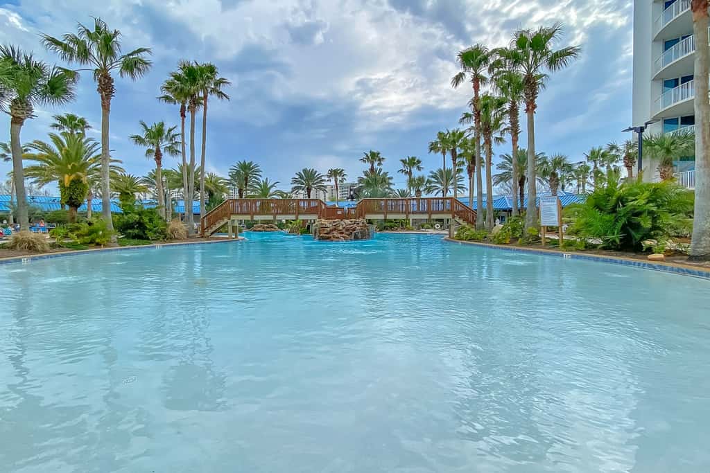 Beachy resort condo with balcony, outdoor pools, hot tub, gym, tennis, AC, & W&D