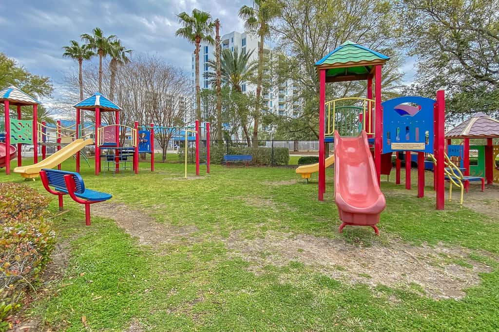 Beachy resort condo with balcony, outdoor pools, hot tub, gym, tennis, AC, & W&D