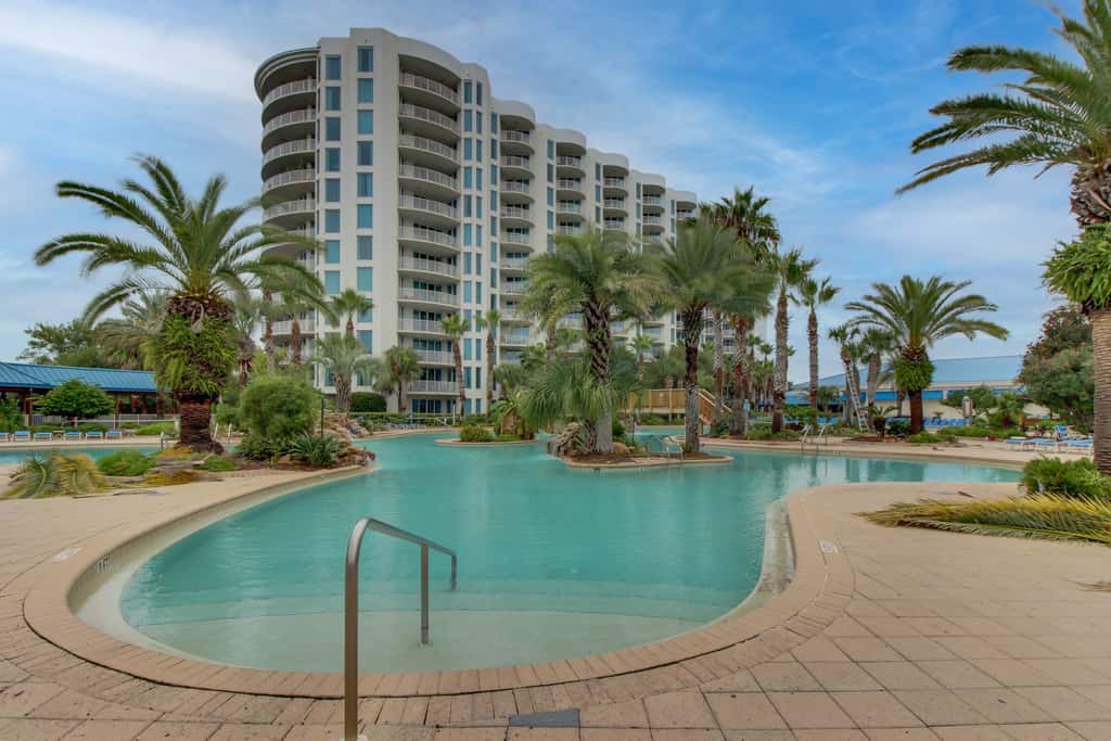 Beachy resort condo with balcony, outdoor pools, hot tub, gym, tennis, AC, & W&D
