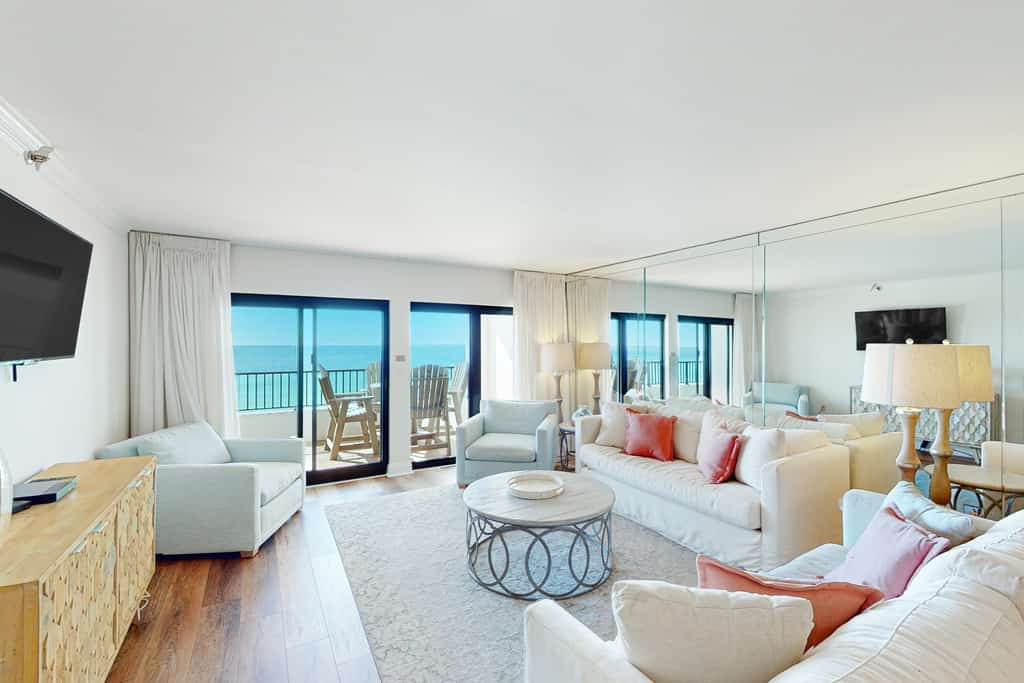 Charming oceanfront condo with pool, tennis, balcony & washer&dryer