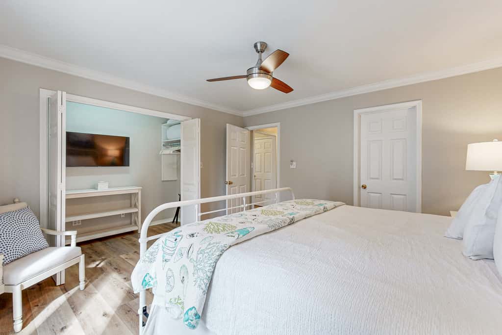 Steps to beach & community pool, dog-friendly, great location