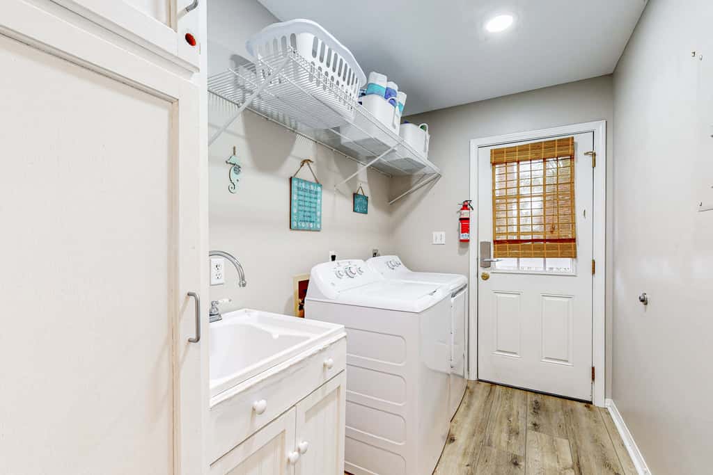 Steps to beach & community pool, dog-friendly, great location