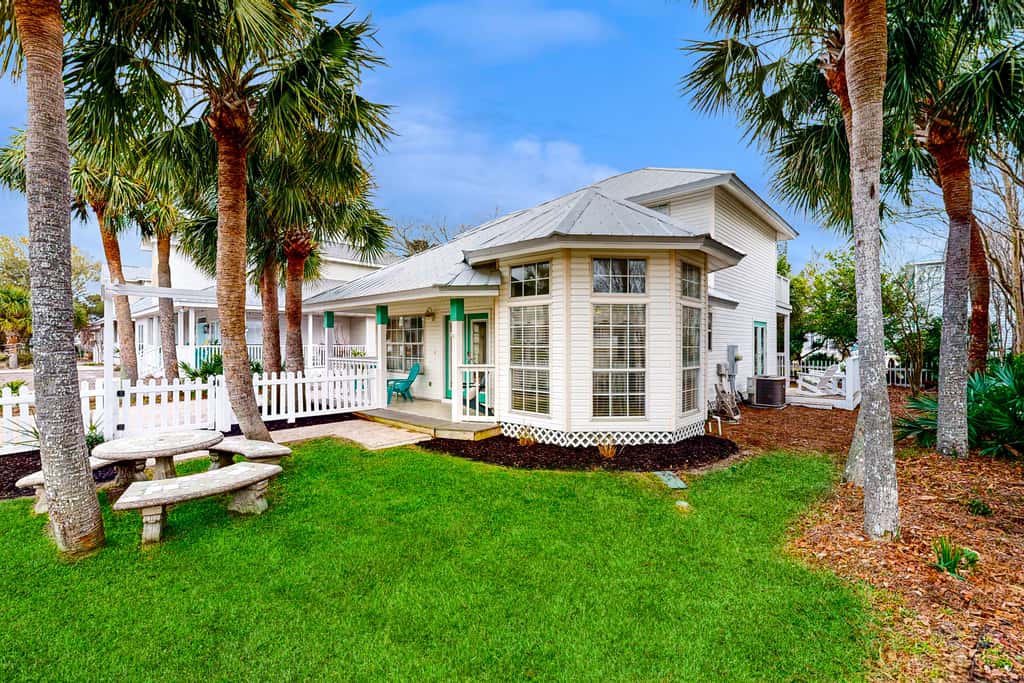 Steps to beach & community pool, dog-friendly, great location