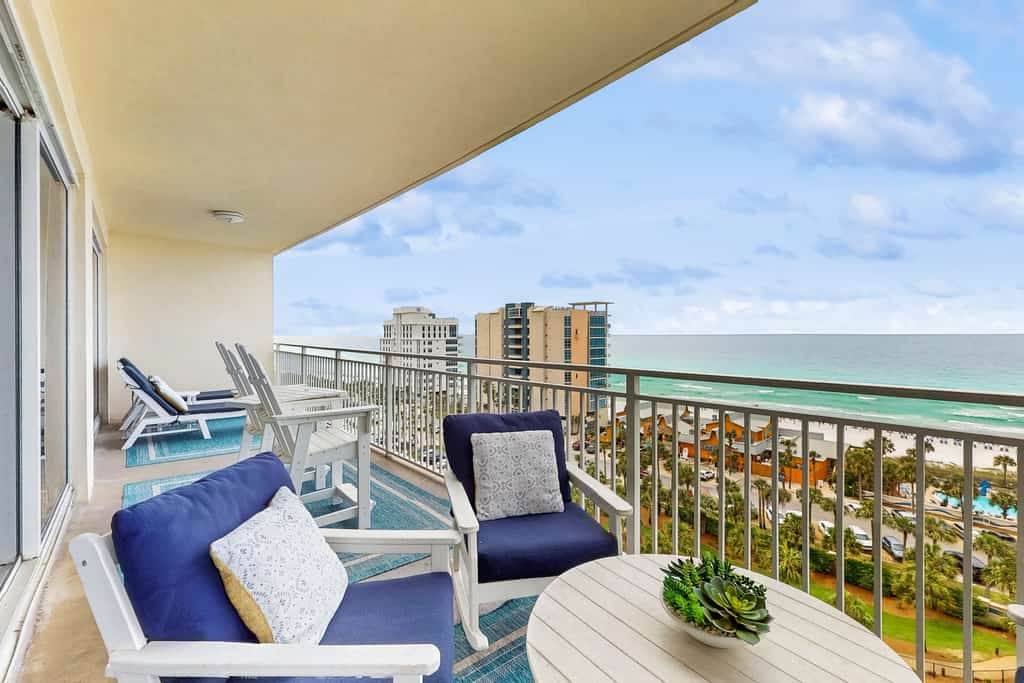 Oceanfront 10th-floor condo with great view, balcony, WiFi, AC, & WD