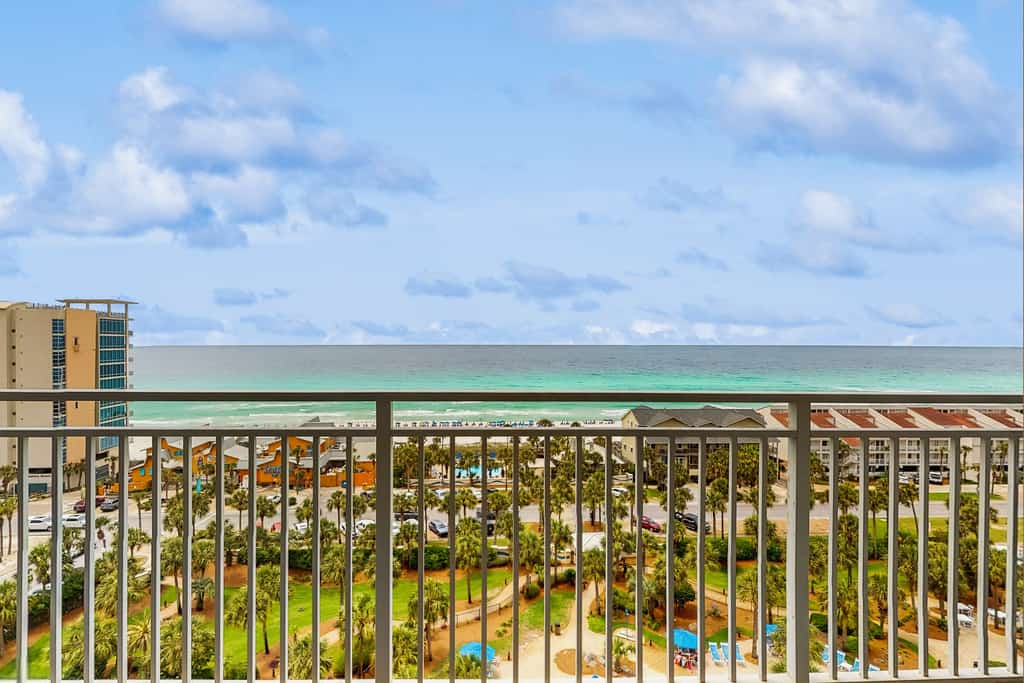 Oceanfront 10th-floor condo with great view, balcony, WiFi, AC, & WD