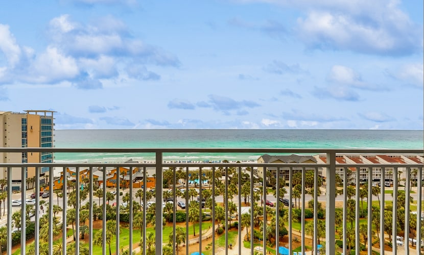 Oceanfront 10th-floor condo with great view, balcony, WiFi, AC, & WD
