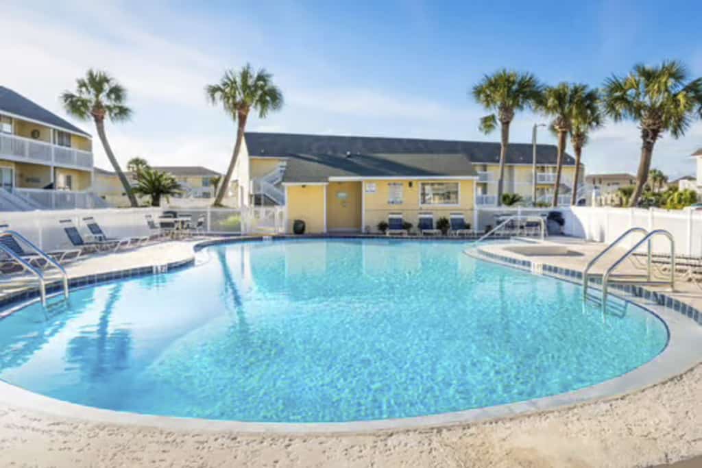 Beachside dog-friendly retreat with pools, hot tub, golf & free beach service
