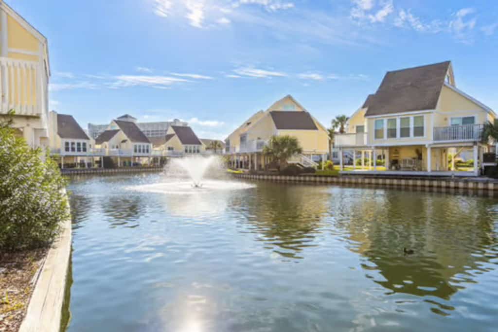 Beachside dog-friendly retreat with pools, hot tub, golf & free beach service