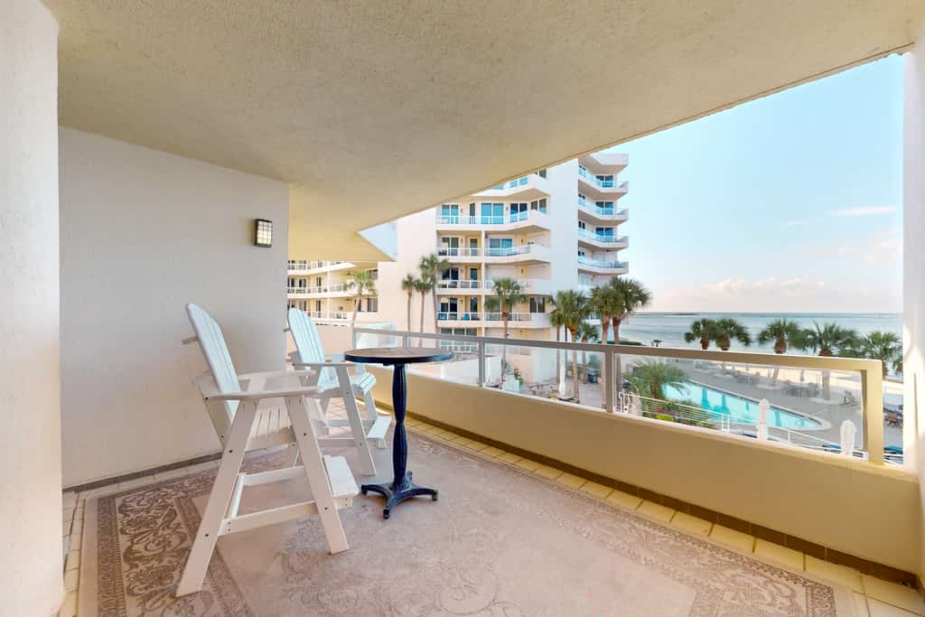 Ocean-view 2nd-floor condo with outdoor pool, gym, hot tub, balcony, WD, AC