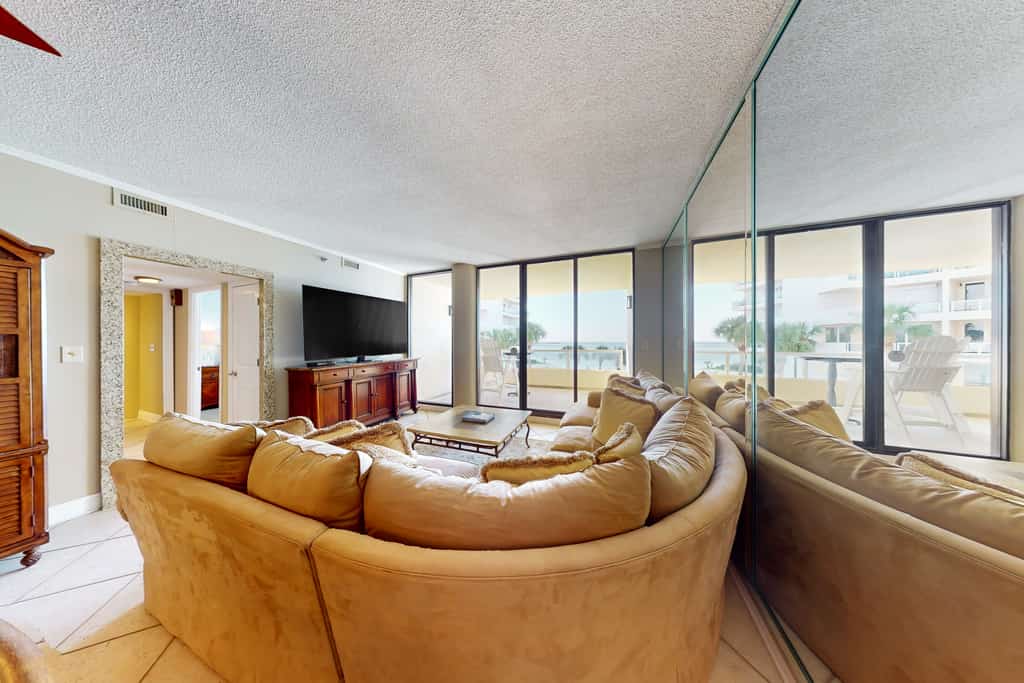 Ocean-view 2nd-floor condo with outdoor pool, gym, hot tub, balcony, W/D, AC
