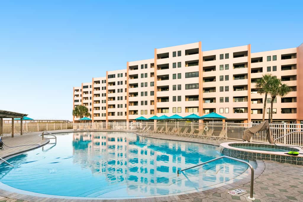 Snowbird-friendly condo with Gulf view, on-site pool, beach access, & gym 