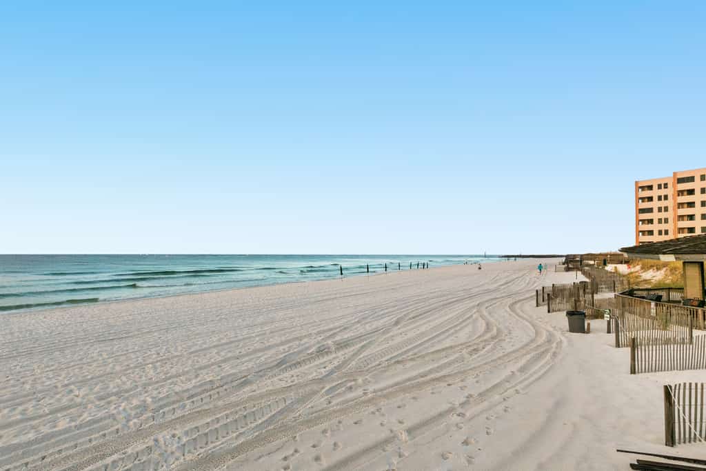 Snowbird-friendly condo with Gulf view, on-site pool, beach access, & gym 
