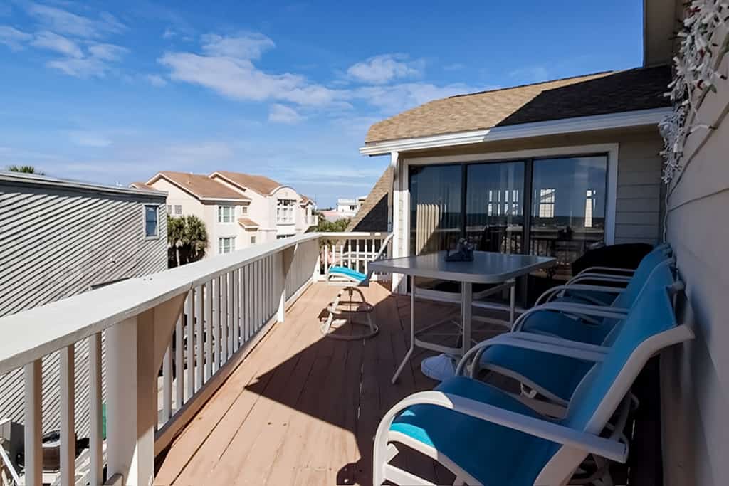 Beachfront Condo, gorgeous views, beach access & close to everything