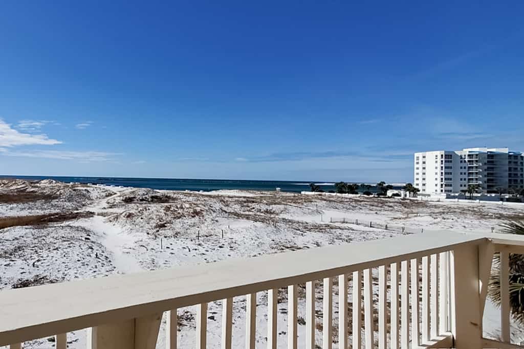 Beachfront Condo, gorgeous views, beach access & close to everything