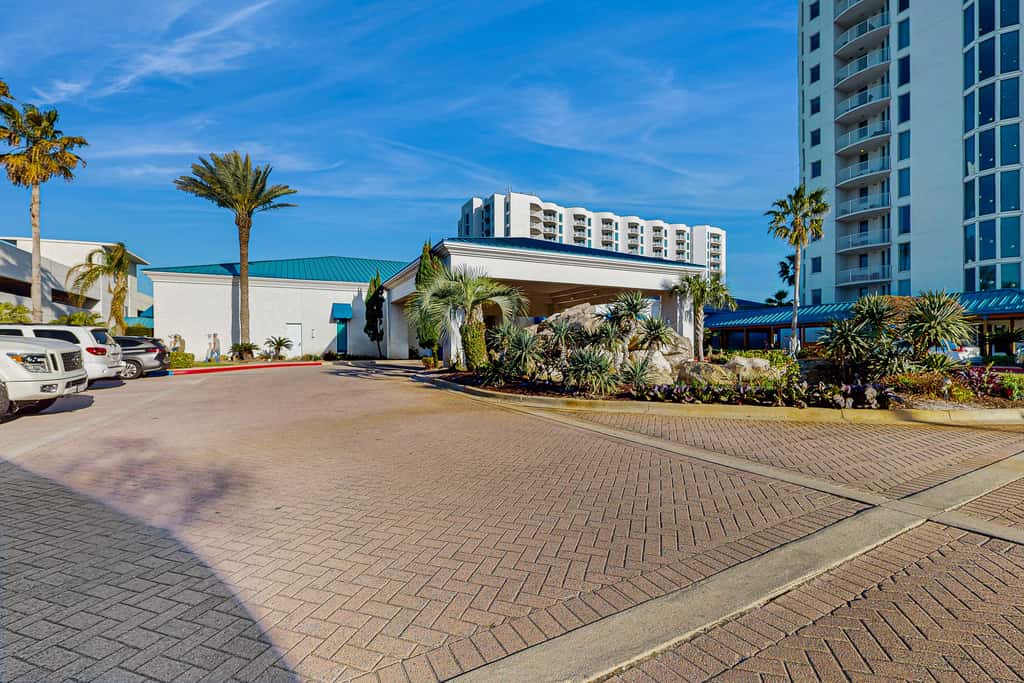 Cozy coastal condo with shared pool, lazy river and beach access