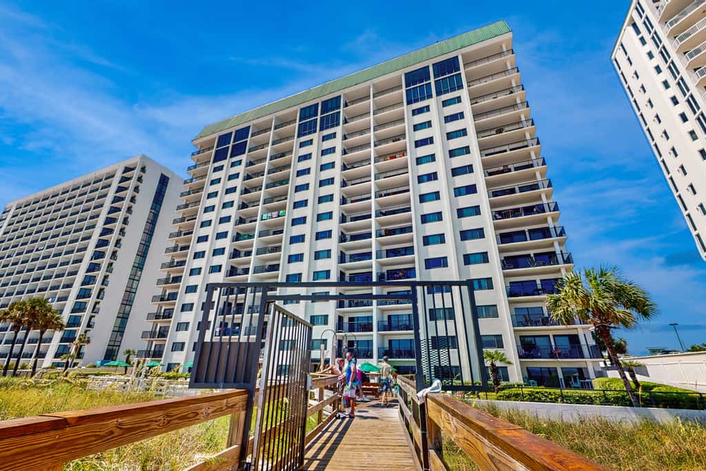 Emerald Towers 102