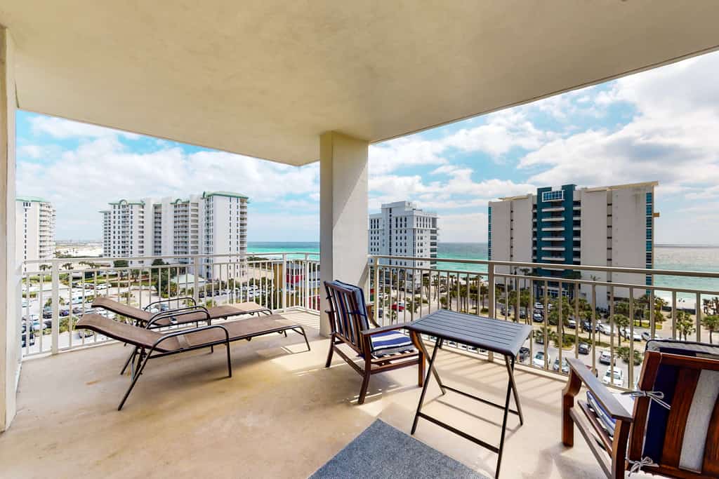 Spacious home with gorgeous gulf views, pool, large balcony, & fitness center