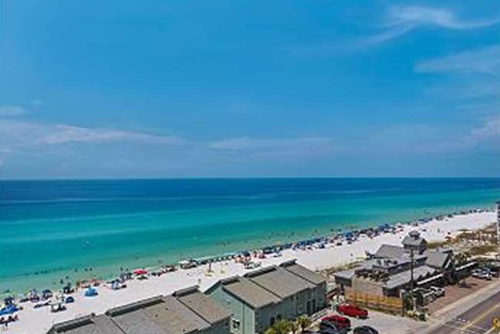 Gorgeous coastal home with plenty of space and easy beach access