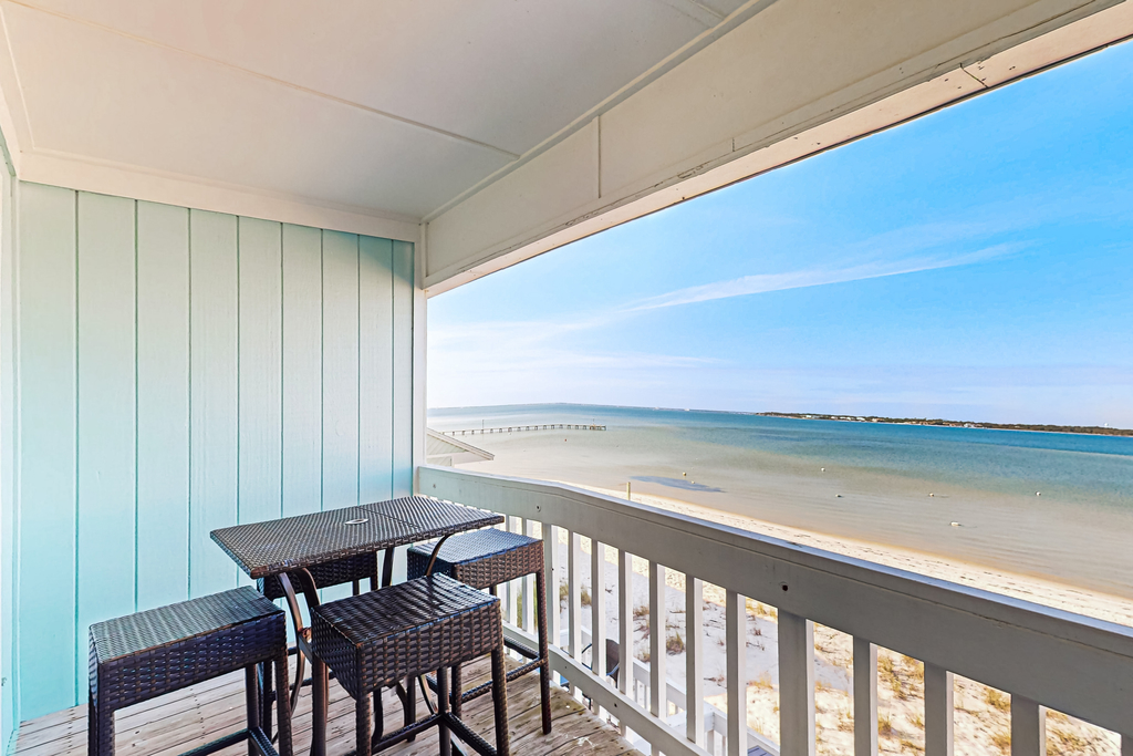Lovely Condo with Bay Views, Free WiFi, Pool - Walk to Beach, Snowbirds Welcome