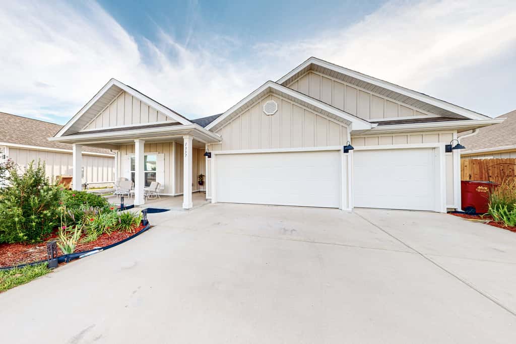 Gorgeous coastal home with plenty of space, close to everything - dog friendly