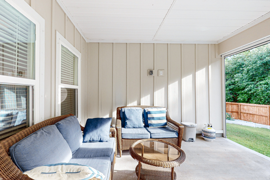 Gorgeous coastal home with plenty of space, close to everything - dog friendly