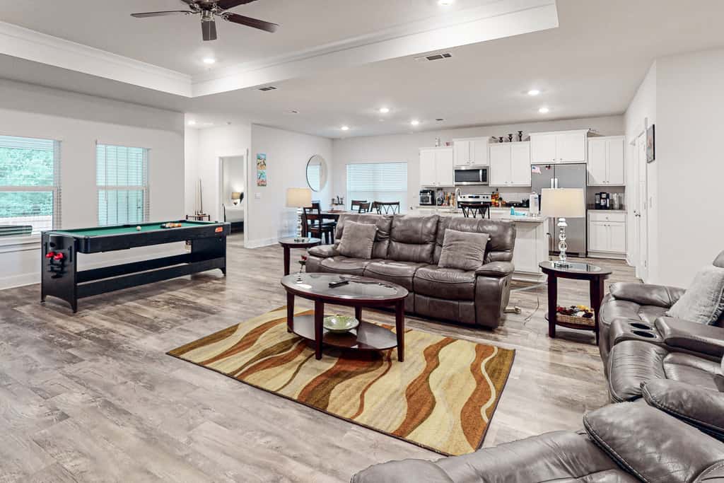 Gorgeous coastal home with plenty of space, close to everything - dog friendly