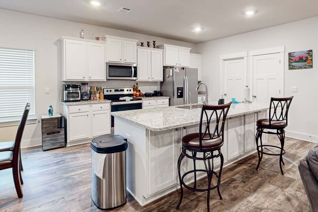Gorgeous coastal home with plenty of space, close to everything - dog friendly