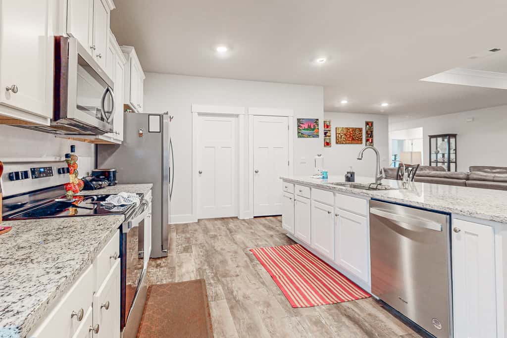 Gorgeous coastal home with plenty of space, close to everything - dog friendly