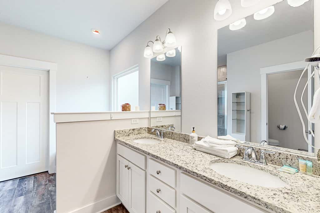 Gorgeous coastal home with plenty of space, close to everything - dog friendly