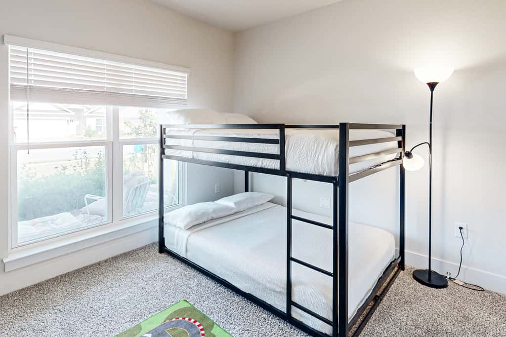 Gorgeous coastal home with plenty of space, close to everything - dog friendly