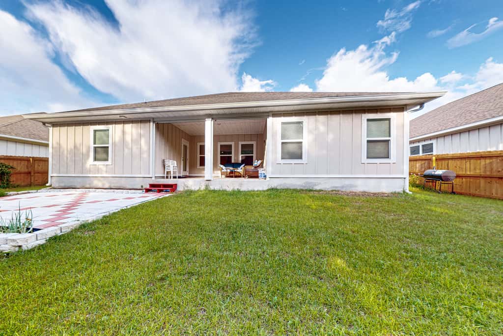 Gorgeous coastal home with plenty of space, close to everything - dog friendly