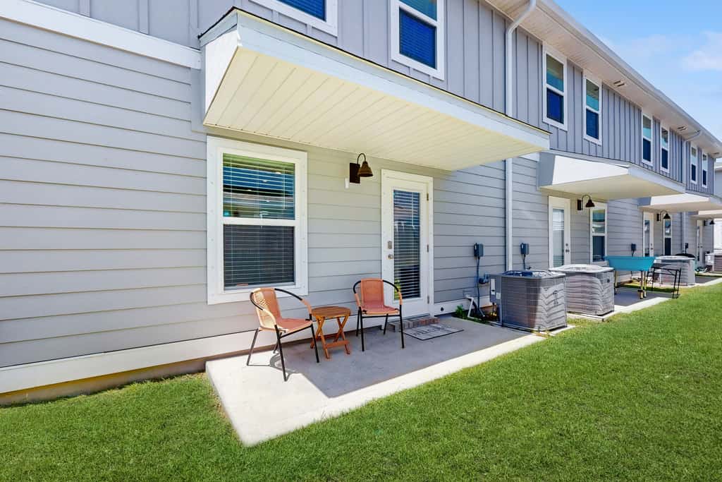 Beautiful townhouse with plenty of space, full kitchen & close to beach