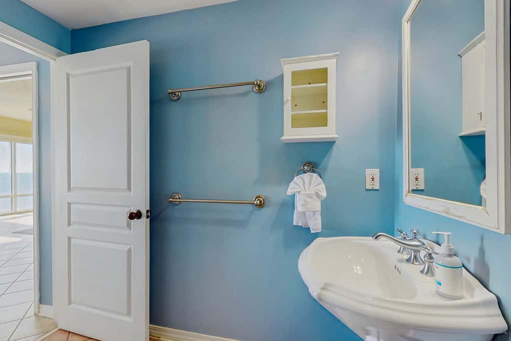 Incredible Gulf Front Condo Onsite Pools, Fitness Center, Dry Sauna