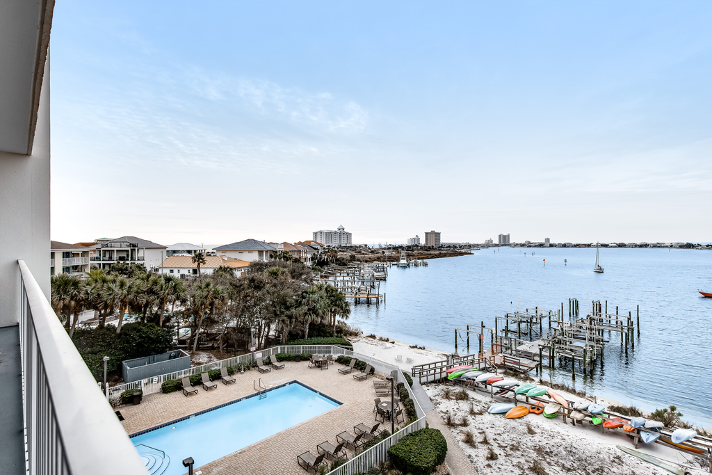 4th Floor Bayfront Condo With Private W/D & Shared Outdoor Pool