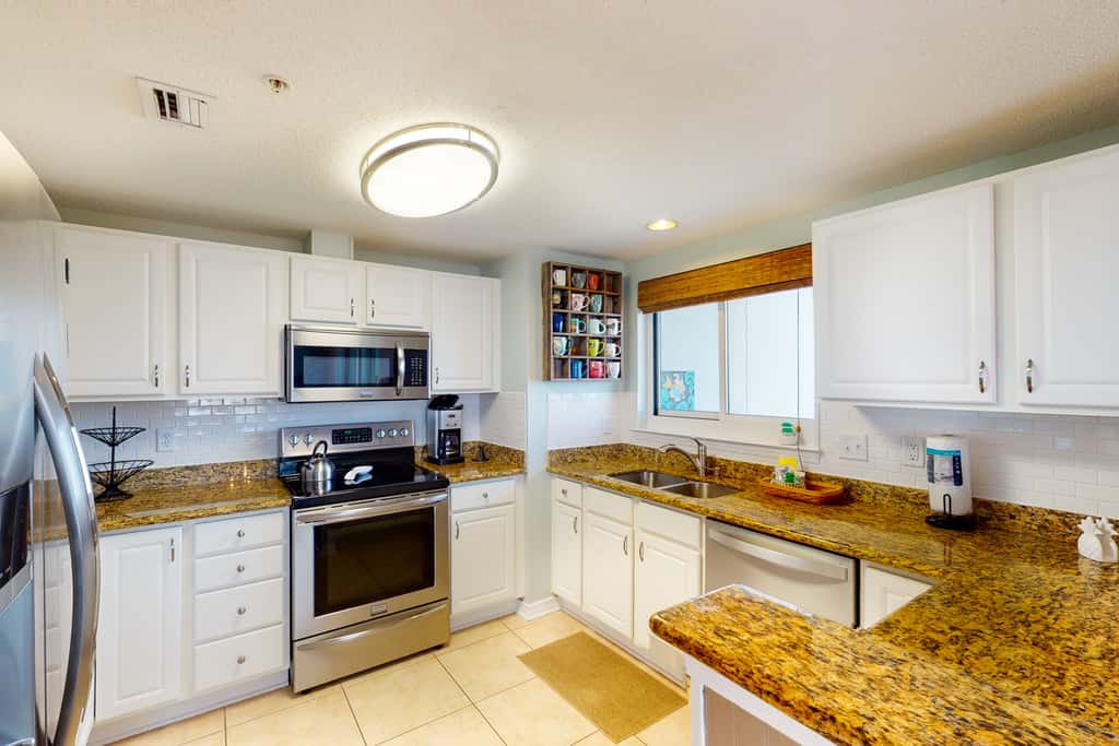 4th Floor Condo, On-Site Pool, Amazing View, Beach-Front