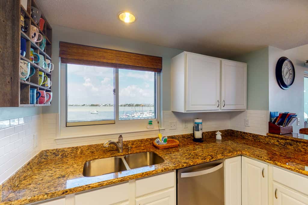 4th Floor Condo, On-Site Pool, Amazing View, Beach-Front