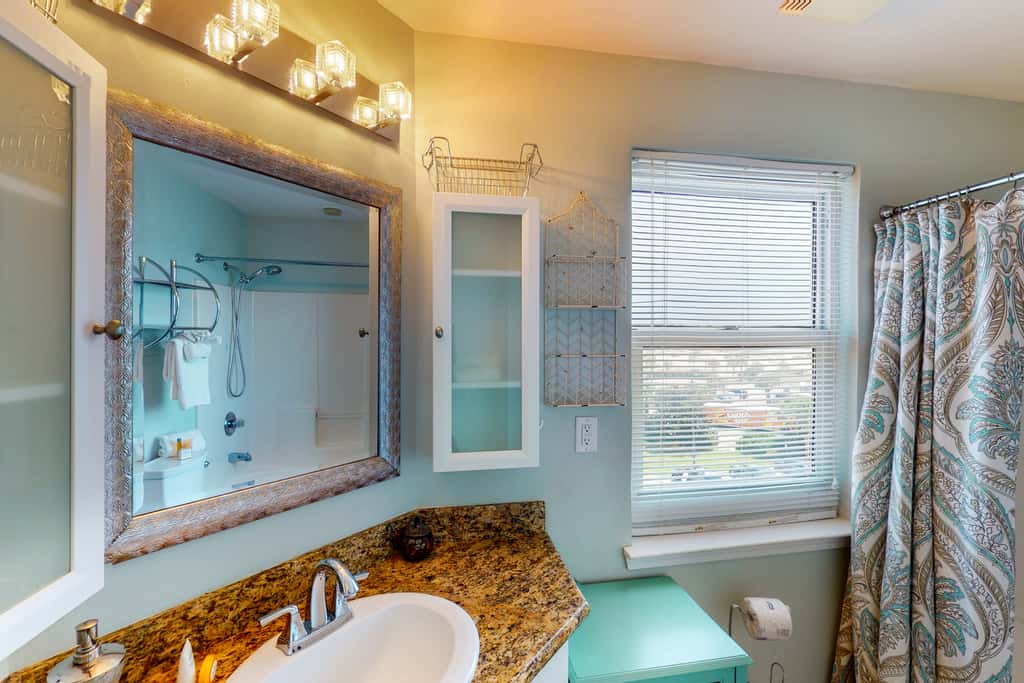 4th Floor Condo, On-Site Pool, Amazing View, Beach-Front