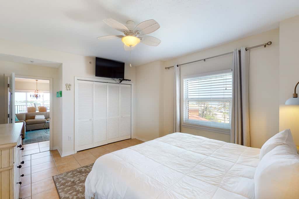 4th Floor Condo, On-Site Pool, Amazing View, Beach-Front
