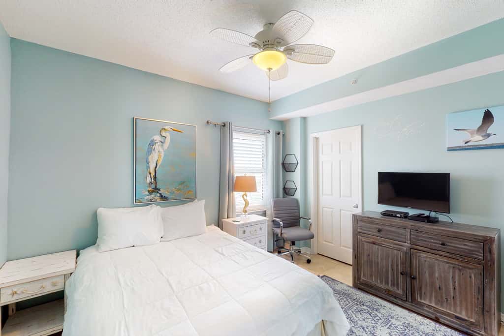 4th Floor Condo, On-Site Pool, Amazing View, Beach-Front