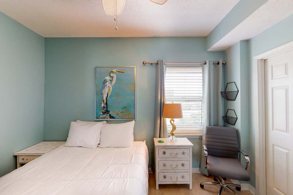 4th Floor Condo, On-Site Pool, Amazing View, Beach-Front