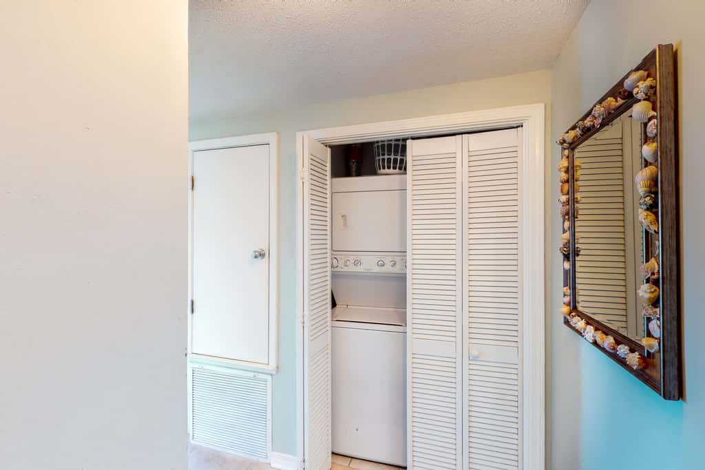 4th Floor Condo, On-Site Pool, Amazing View, Beach-Front