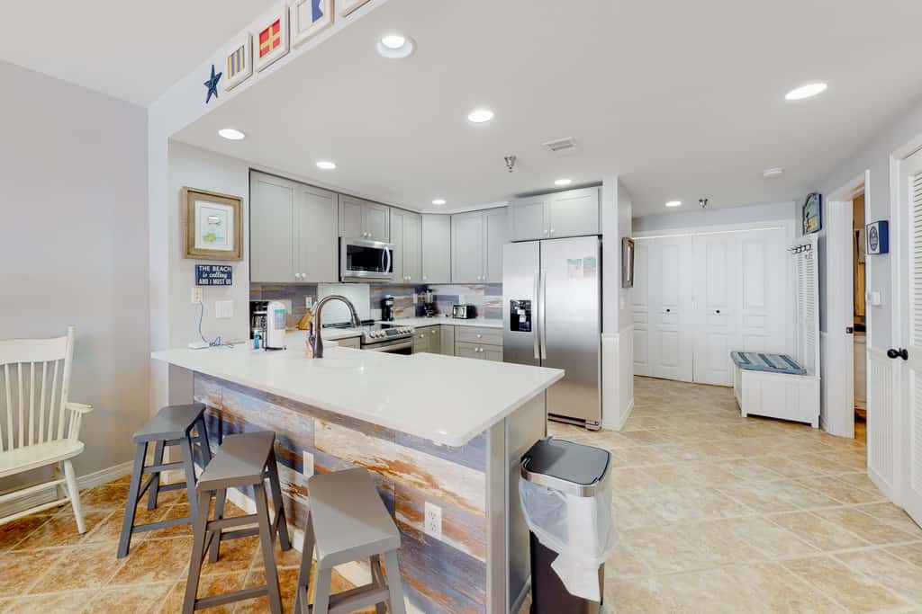 11th floor oceanfront condo with pool, hot tub, ocean view, WD, and central AC