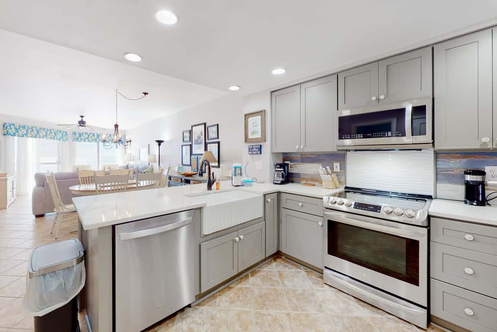 11th floor oceanfront condo with pool, hot tub, ocean view, WD, and central AC