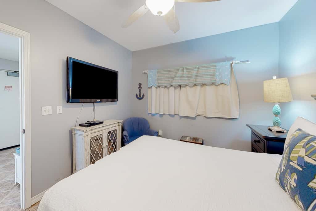 11th floor oceanfront condo with pool, hot tub, ocean view, WD, and central AC