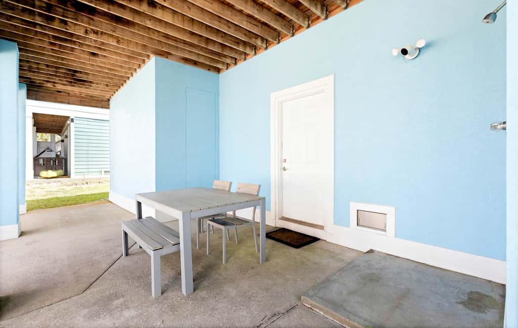 Stunning Beach Retreat with Shared Pool, Beach Access, Large Balcony & Gas Grill