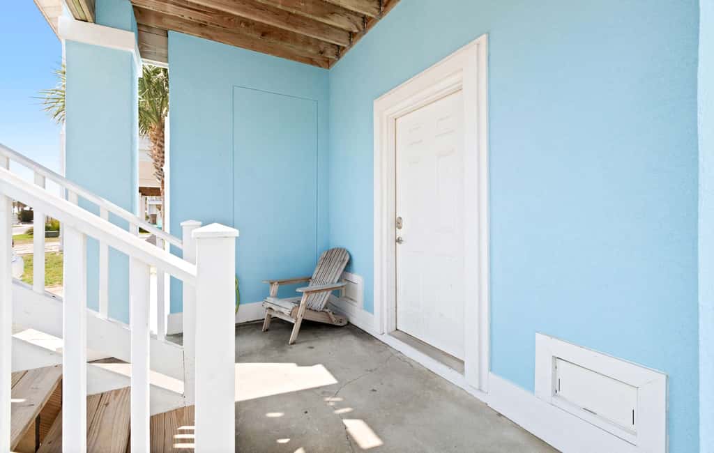 Stunning Beach Retreat with Shared Pool, Beach Access, Large Balcony & Gas Grill