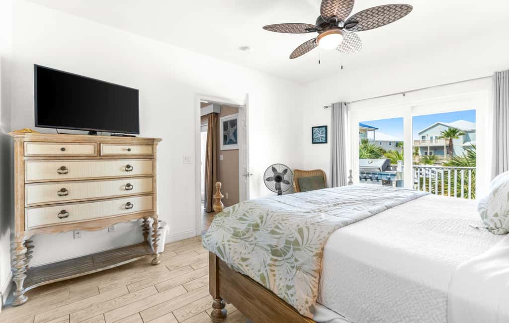 Stunning Beach Retreat with Shared Pool, Beach Access, Large Balcony & Gas Grill