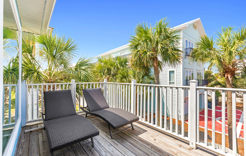 Stunning Beach Retreat with Shared Pool, Beach Access, Large Balcony & Gas Grill