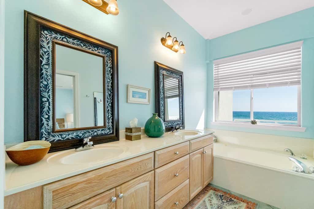 Beachfront townhome with ocean views, 2 balconies, WD, & AC - dog-friendly